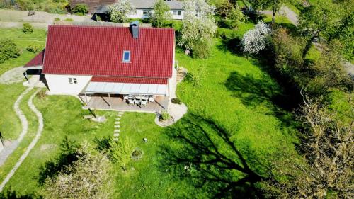 Ostseenahes Ferienhaus mit 3 Schlafzimmern und großem Naturgarten鸟瞰图