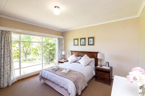 豪格斯拜克Lowestoffe Country Lodge - Trout的一间卧室设有一张床和一个大窗户