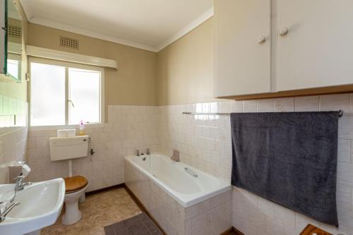 豪格斯拜克Lowestoffe Country Lodge - Trout的带浴缸、卫生间和盥洗盆的浴室