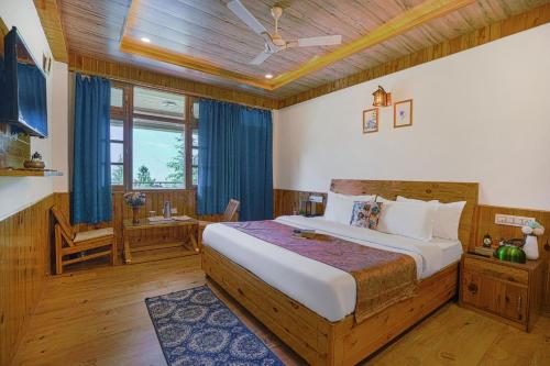 马拉里SaffronStays Kesar Villa, Manali - beautiful villa amidst an apple orchard - All clear roads的一间卧室,卧室内配有一张大床