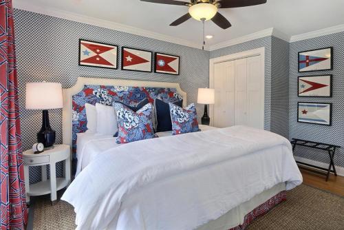 泰比岛El Rey Collection 2的卧室配有一张白色大床和吊扇。