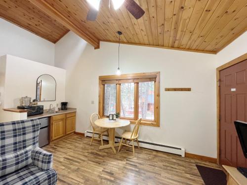 伍德兰帕克Columbine B Cabin Suite的厨房以及带桌椅的起居室。