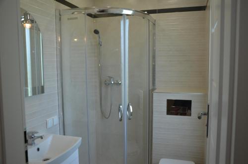 Rycerka GórnaMagurka的带淋浴、卫生间和盥洗盆的浴室