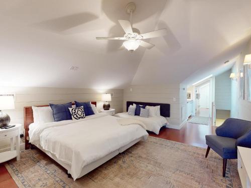 萨凡纳Southern Elegance Estate的一间卧室配有两张床和吊扇