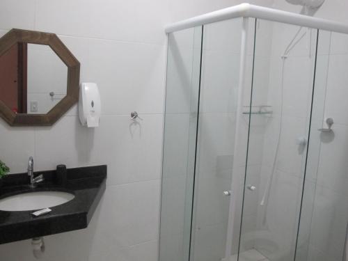 阿拉亚尔-杜卡布Hope Pousada的一间带玻璃淋浴和水槽的浴室