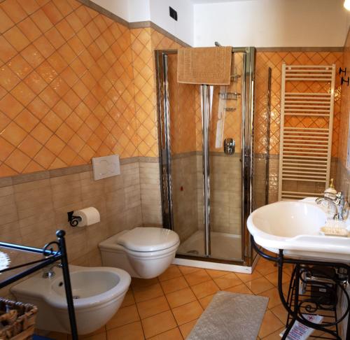 巴达卢科波齐奥迪马罗农家乐的浴室配有卫生间、淋浴和盥洗盆。