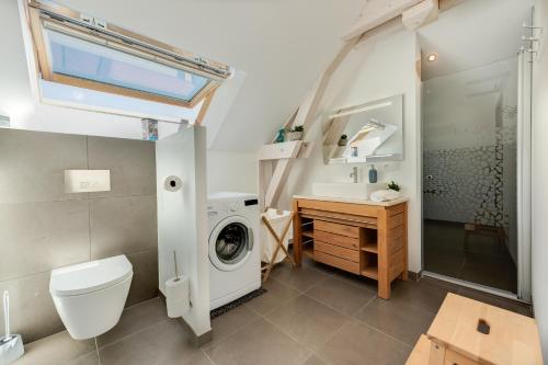 芒通圣贝尔纳Coquet T2. Exceptionnel entre lac et montagnes的一间带卫生间和洗衣机的浴室