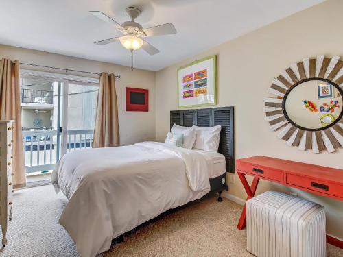 泰比岛Silver Sands的一间卧室配有一张床、镜子和窗户