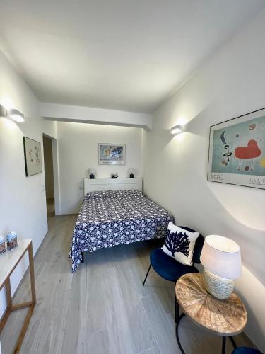 马纳罗拉Salty Dreams Manarola的一间小卧室,配有一张床和一张桌子