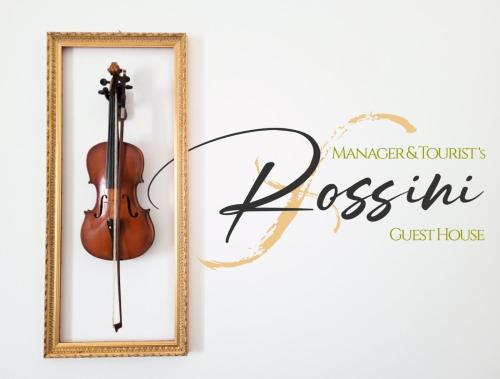马丁纳弗兰卡ROSSINI GUEST HOUSE的画架上的小提琴和小提琴手的标志
