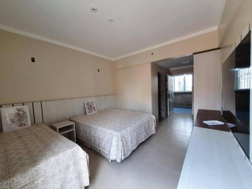 卡达斯诺瓦斯SPAZZIO DIROMA - ACQUA PARK SPLASH e SLIDE的酒店客房设有两张床和电视。