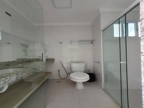 卡达斯诺瓦斯SPAZZIO DIROMA - ACQUA PARK SPLASH e SLIDE的浴室配有卫生间、盥洗盆和淋浴。