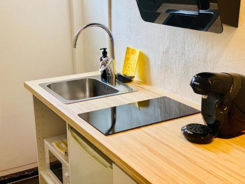 松兹瓦尔Sundsvall By M - Basement Studio的厨房内带水槽的厨房台面