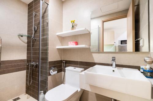胡志明市Awesome Tracy's Apartment的一间带水槽、卫生间和镜子的浴室