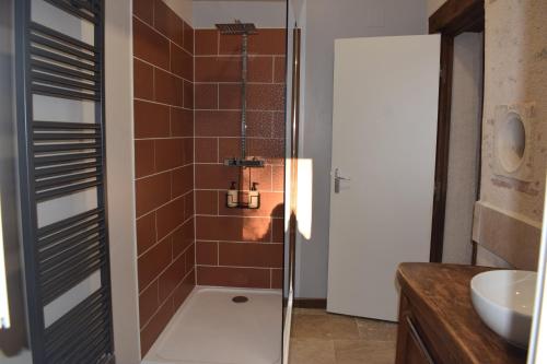 FrancueilLapis Domus的浴室里设有玻璃门淋浴