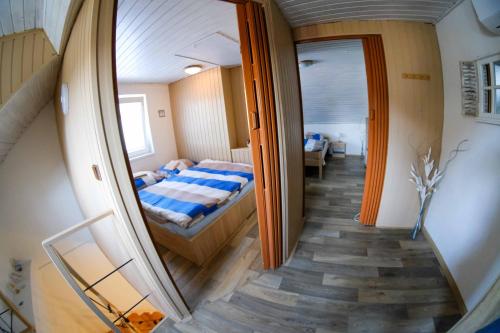大帕夫洛维采Apartmány Neronet的一间小卧室,配有一张床和镜子