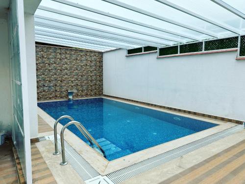 埃利特温泉Private villa in Yalova/Thermal, with heated pool的一座带天花板的建筑中的游泳池
