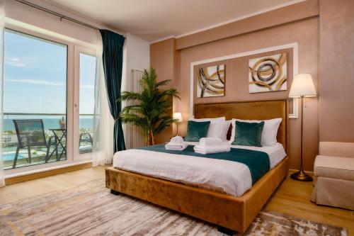 北马马亚-讷沃达里RoseBay std - Infinity Pool & Spa Resort的一间卧室设有一张大床和一个大窗户