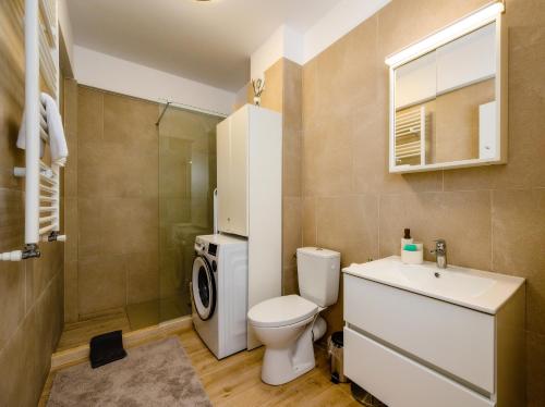 北马马亚-讷沃达里RoseBay std - Infinity Pool & Spa Resort的浴室配有卫生间、盥洗盆和淋浴。