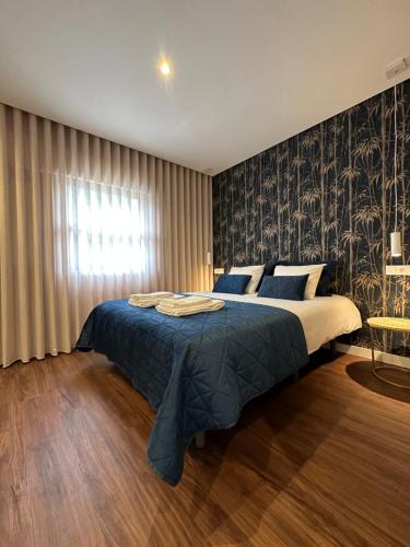 加亚新城House Real Companhia的一间卧室设有一张大床和一个窗户。
