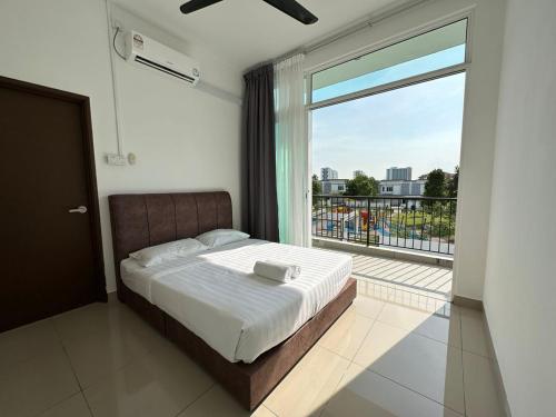 迪沙鲁[OFFICIAL] Desaru Villa Resort @ Arcadia的一间卧室设有一张床和一个大窗户