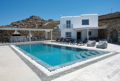 米克诺斯城Villa Orion Mykonos - Magnificent Sea View的别墅前设有游泳池