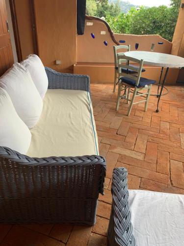 切尔沃港L'Olivastro的带沙发和桌椅的客房