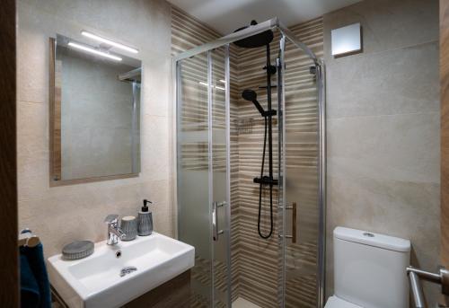 多列毛利诺斯Los Riscos Luxury Apartment - Torremolinos的带淋浴、盥洗盆和卫生间的浴室