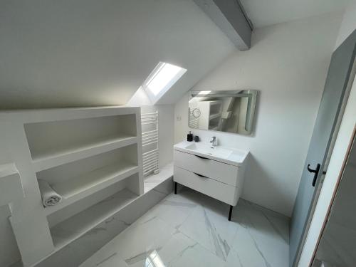 贝尔福Appartement Familiale PREMIUM : proche gare de Belfort的白色的浴室设有水槽和镜子