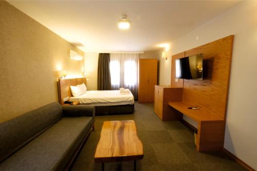 KonakVaryant Hotel的酒店客房设有一张沙发和一张床