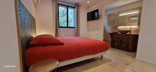VenzolascaA Pasturella, jacuzzi privé的卧室配有红色的床和水槽