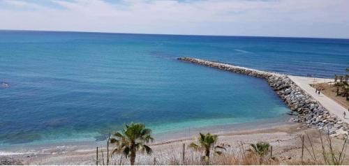 贝纳尔马德纳Apartamento Playa Torrequebrada Coloso的享有棕榈树海滩和大海的景色