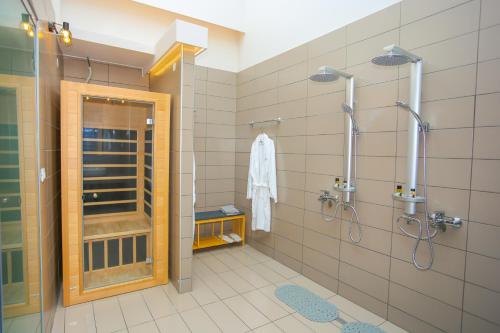 干尼亚Casa De Potie的带淋浴的浴室和玻璃门