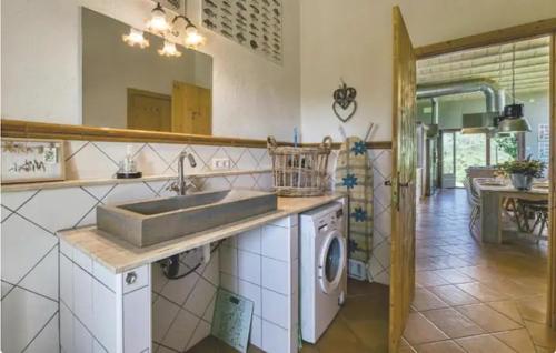 桑特费里奥尔Arc de can Puig Luxury Holiday Home in catalonia的厨房配有水槽和洗衣机