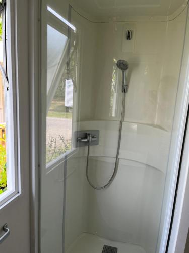 雷日卡普费雷Mobil home climatisé的带淋浴的浴室,带玻璃门