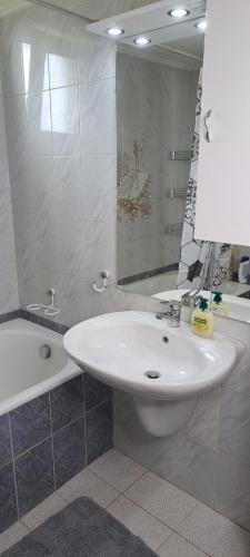 亚历山德鲁波利斯Hill View 4的一间带水槽、浴缸和镜子的浴室