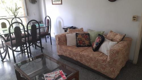 布宜诺斯艾利斯Buenos Aires - La Boca的客厅配有沙发、枕头和桌子