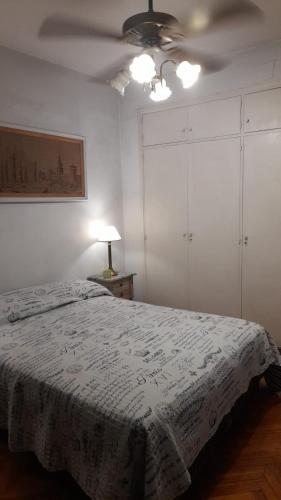 布宜诺斯艾利斯Buenos Aires - La Boca的一间卧室配有一张床和吊扇