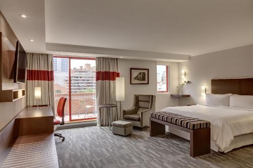 圣地亚哥圣地亚哥福朋喜来登酒店的酒店客房设有一张床和一个阳台。
