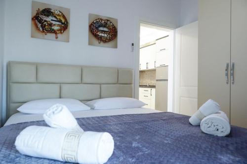 维利波吉Fishta Apartments Q5 33的一间卧室配有带毛巾的床