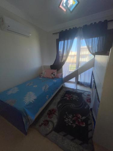 艾因苏赫纳فيلا في بلو باي أسيا العين السخنة的一间小卧室,配有床和窗户