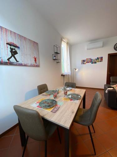 福尔米吉内Host San Pietro的一间带木桌和椅子的用餐室