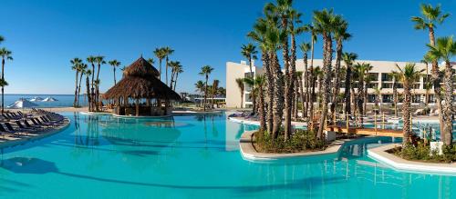 卡波圣卢卡斯Paradisus Los Cabos - Adults Only - All Inclusive的一座种有棕榈树的大型游泳池,一个度假胜地