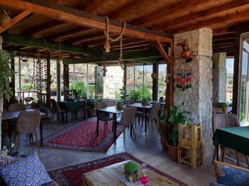 内夫谢希尔Duru Cappadocia Stone House的庭院内的餐厅,配有桌椅