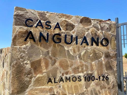 瓜达鲁佩镇Casa Anguiano Valle de Guadalupe的anahuwa albuquerque入口的标志