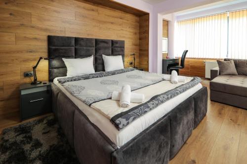 戈采代尔切夫Family Hotel Gotse Delchev的一间卧室,卧室内配有一张大床