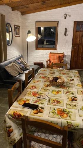 塞拉纳镇Armonía的一张桌子,上面有西红柿,上面有桌布