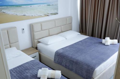 维利波吉Fishta apartments Q5 32的一间卧室配有两张床,享有海洋景