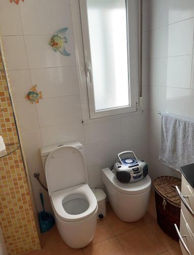 维拉加尔西亚·德·阿劳萨casa Renda的浴室设有卫生间,旁边设有玩具车。