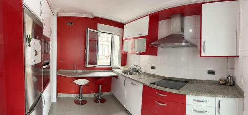 维拉加尔西亚·德·阿劳萨casa Renda的红色的厨房,配有白色橱柜和红色的墙壁